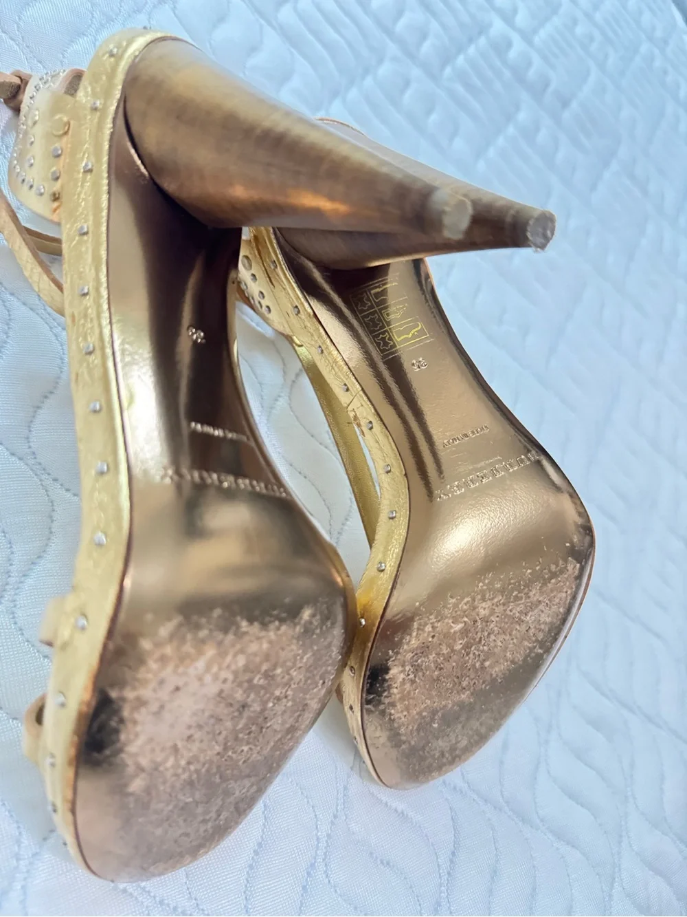 Burberry Hans 110 Runway Gold Leather T-Strap Sandals Heels EU 35